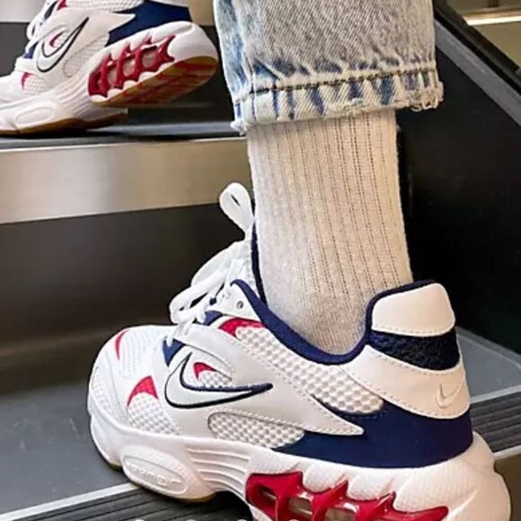 Zoom Air Fire White / Aura / Mystic
Hibiscus / Midnight Navy
Size 10.5 - Picture 4 of 6